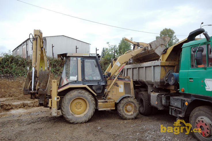 Rypadlonakladač Caterpillar 428B firmy Silnice Čáslav