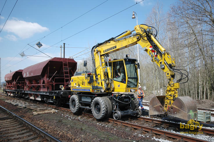 Dvoucestné rypadlo Liebherr A 900 C ZW Litronic firmy Chládek a Tintěra Havlíčkův Brod táhne vagóny se štěrkem