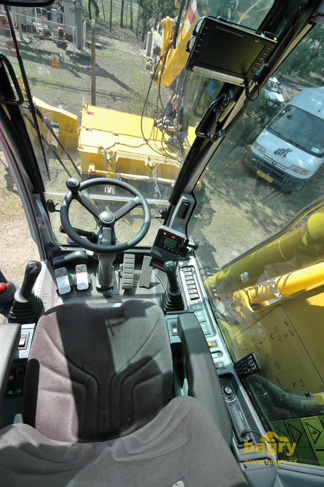 Dvoucestné rypadlo New Holland MH Plus S firmy Chládek a Tintěra Havlíčkův Brod - připojování pušlu