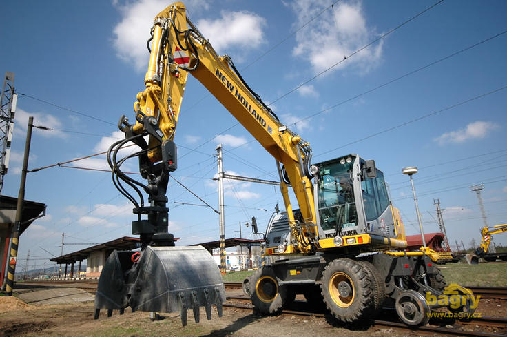 Dvoucestné rypadlo New Holland MH Plus S firmy Chládek a Tintěra Havlíčkův Brod s drapákem