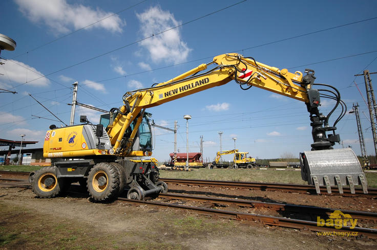 Dvoucestné rypadlo New Holland MH Plus S firmy Chládek a Tintěra Havlíčkův Brod s drapákem
