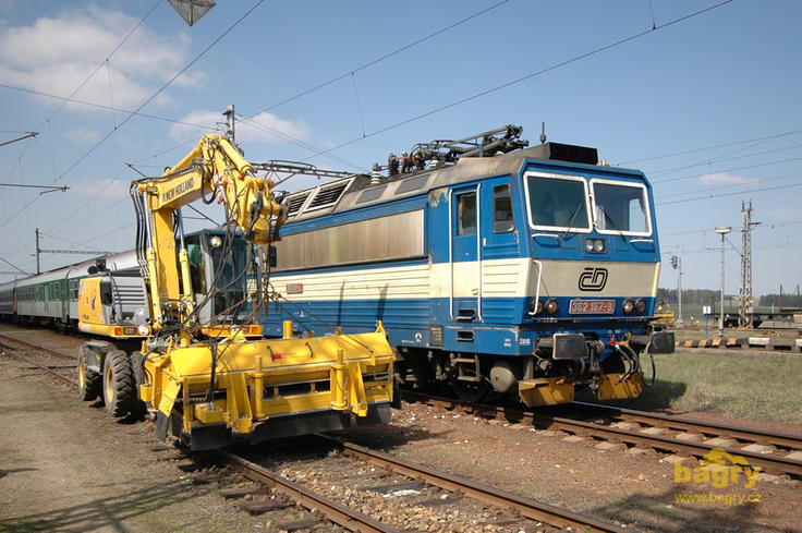 Dvoucestné rypadlo New Holland MH Plus S firmy Chládek a Tintěra Havlíčkův Brod s pušlem