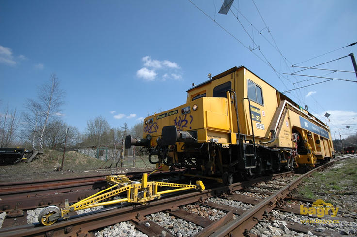 Podbíječka Plasser & Theurer Unimat 08 - 275 firmy Traťová strojní společnost