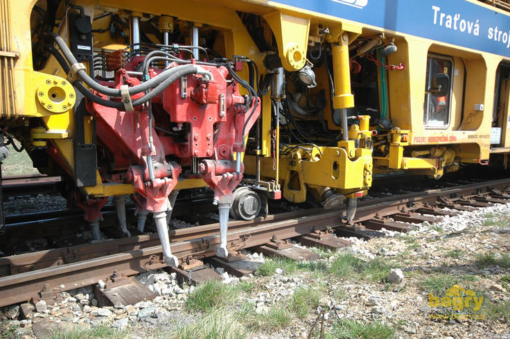 Podbíječka Plasser & Theurer Unimat 08 - 275 s kladívky nahoře