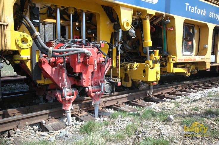 Podbíječka Plasser & Theurer Unimat 08 - 275 s kladívky ve štěrku