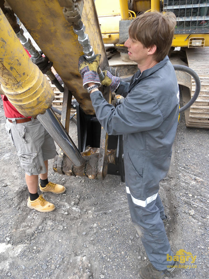 Demoliční nůžky Atlas Copco CC 3300 - připojení na hydraulické rychlospojky