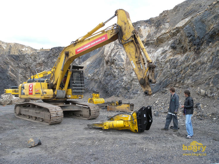 Demoliční nůžky Atlas Copco CC 3300 s adaptérem EBF před napojením na rypadlo Komatsu PC290LC-8 firmy Stapo Morava