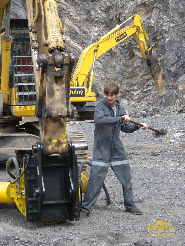 Demoliční nůžky Atlas Copco CC 3300 - zatloukání čepu do adaptační desky EBF