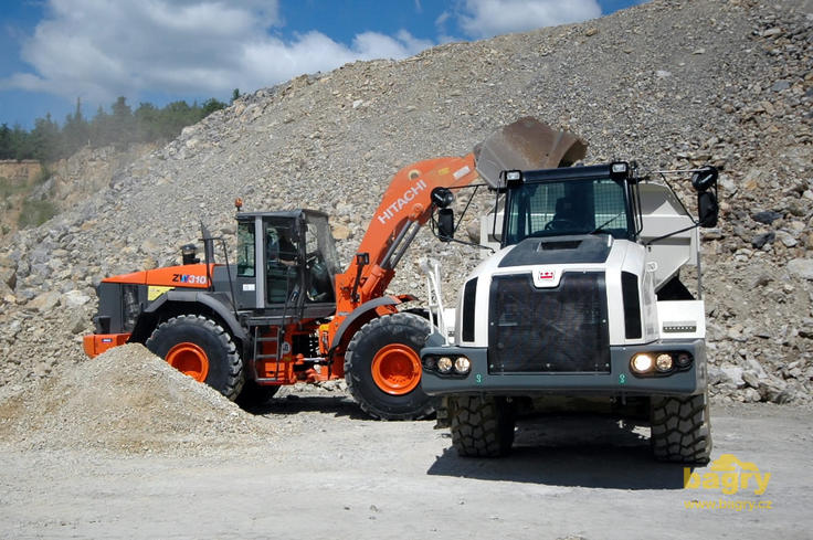 Kolový nakladač Hitachi ZW 310 nakládá kloubový dempr Terex TA 300