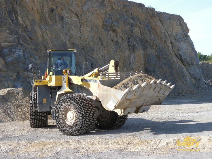 Kolový nakladač Komatsu WA 600 připravuje areál výstavy