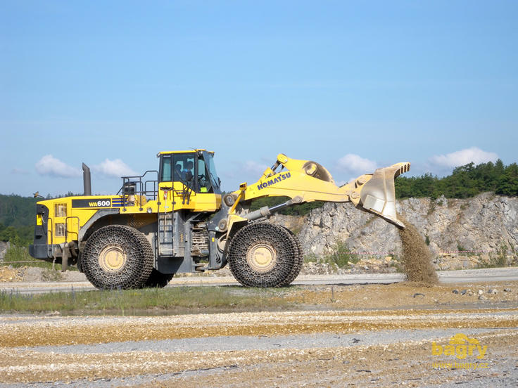Kolový nakladač Komatsu WA 600 připravuje areál výstavy