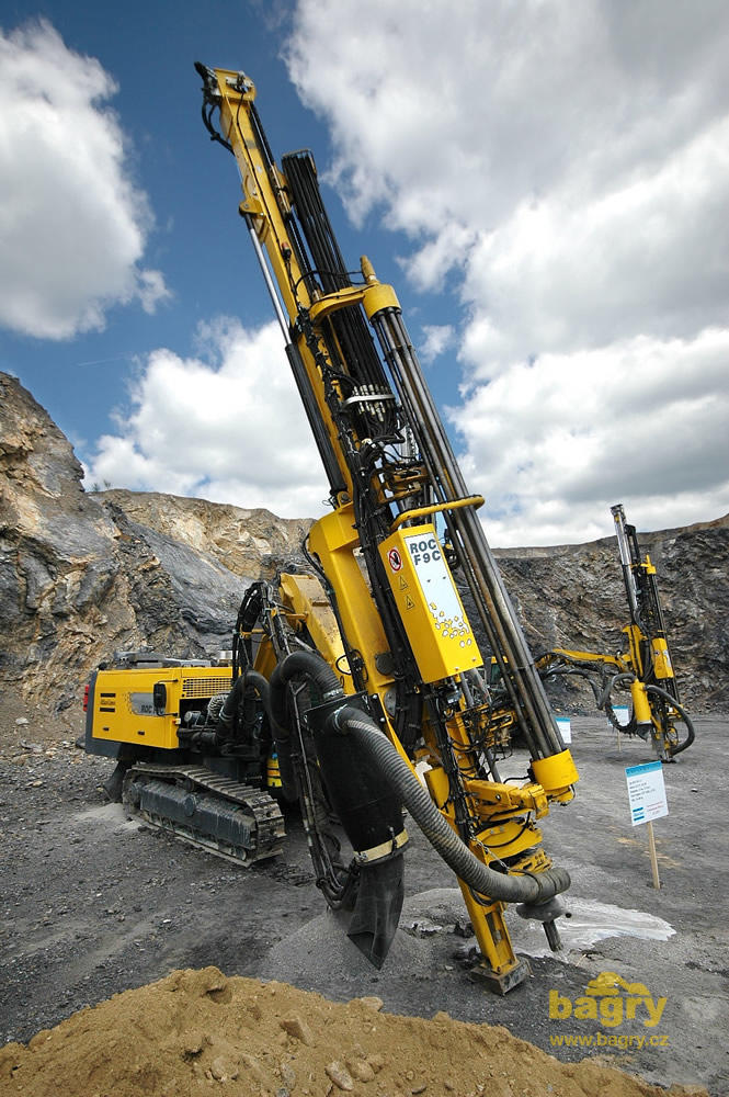 Lomová vrtačka Atlas Copco ROC F9C-11 firmy Českomoravský Štěrk a.s.