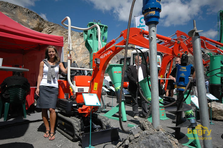 Pásové mikrorypadlo Kubota K008-3 s vrtacím zařízením AugerTorque 1200 Earth Drill
