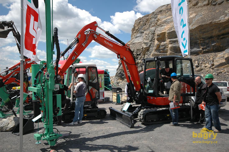 Pásové minirypadlo Kubota KX57-4 s lomovou vrtačkou Montabert MicroCPA