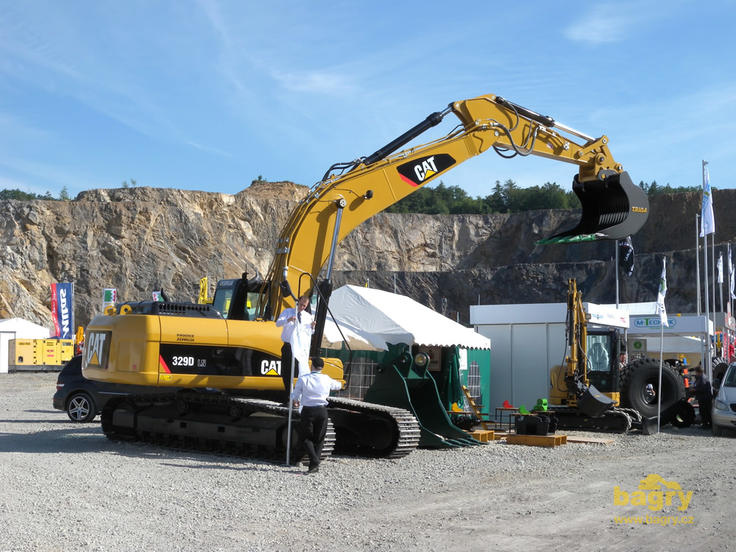 Pásové rypadlo Caterpillar 329D LN se lžící Triga - věšení vlajek