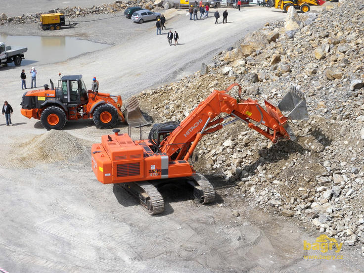 Pásové rypadlo Hitachi Zaxis 470 H, v pozadí kolový nakladač Hitachi ZW 310