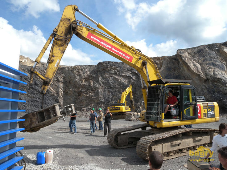 Pásové rypadlo Komatsu PC290LC-8 firmy Stapo Morava - manipulace s nůžkami