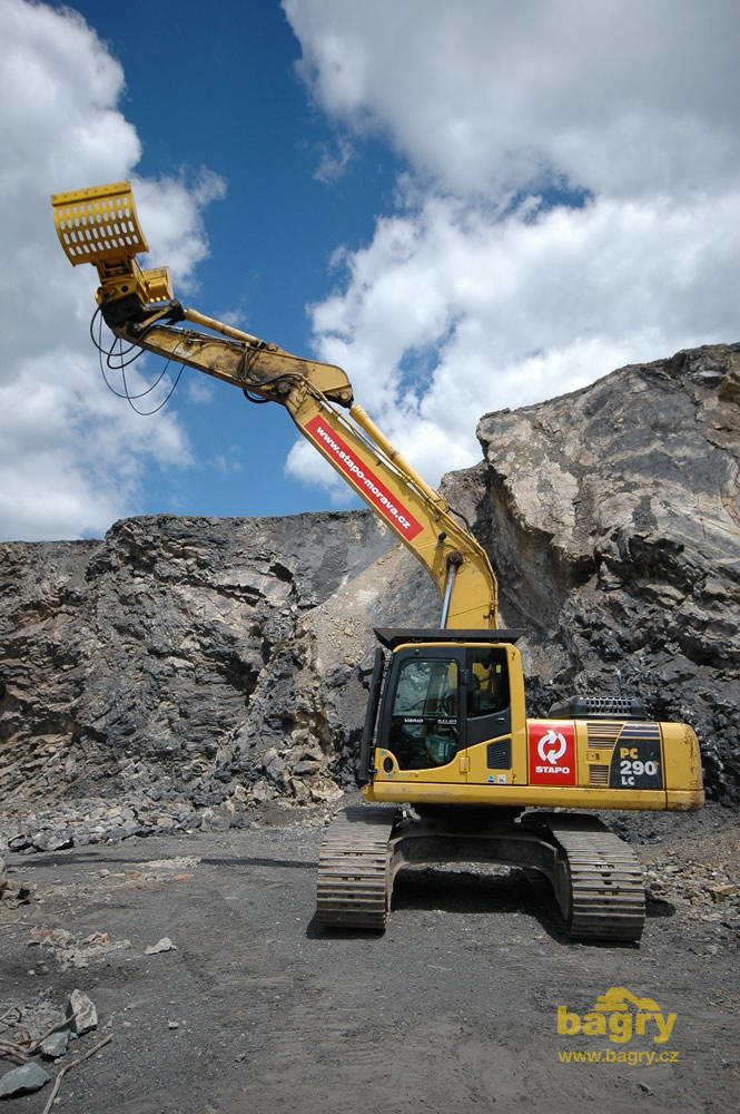 Pásové rypadlo Komatsu PC290LC-8 firmy Stapo Morava se sortýrovacím drapákem Atlas Copco
