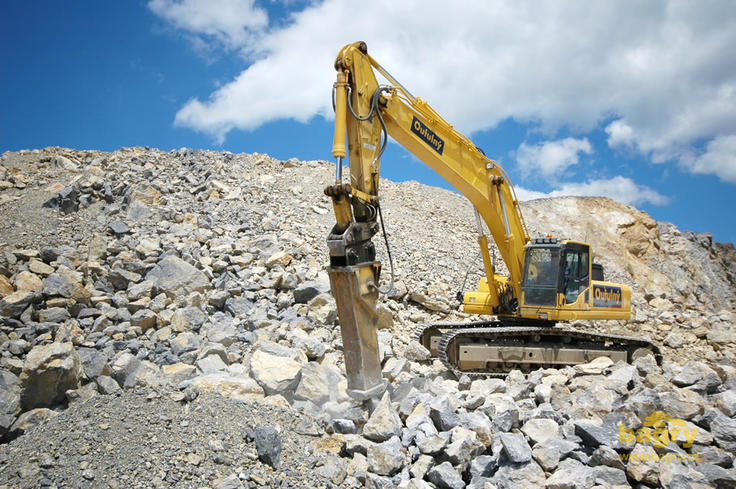 Pásové rypadlo Komatsu PC450LC-8 firmy Outulný s kladivem Atlas Copco