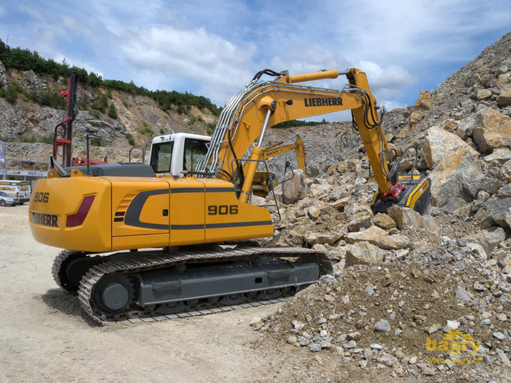 Pásové rypadlo Liebherr R 906 s drticí lžící MB BF 90.3
