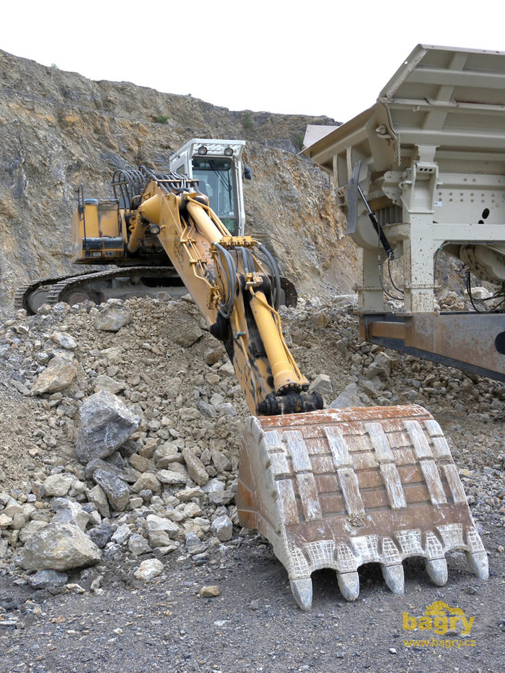 Pásové rypadlo Liebherr R 934 Litronic firmy Skanska