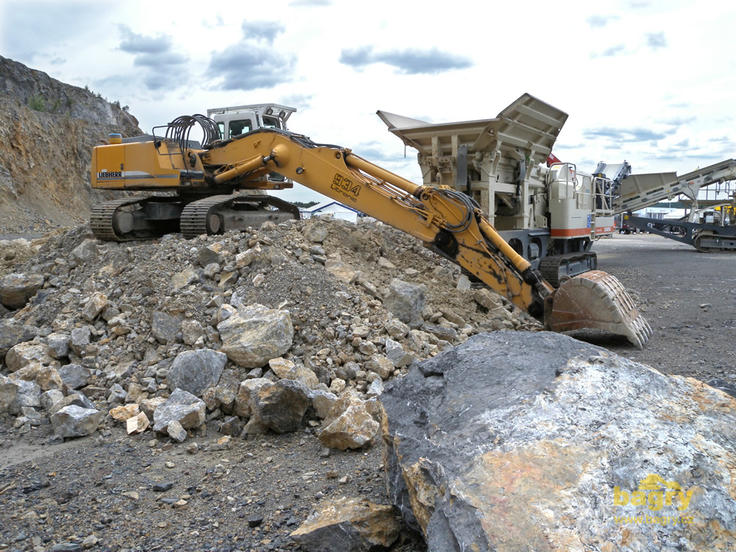 Pásové rypadlo Liebherr R 934 Litronic u čelisťového drtiče Metso LT106, obojí firmy Skanska