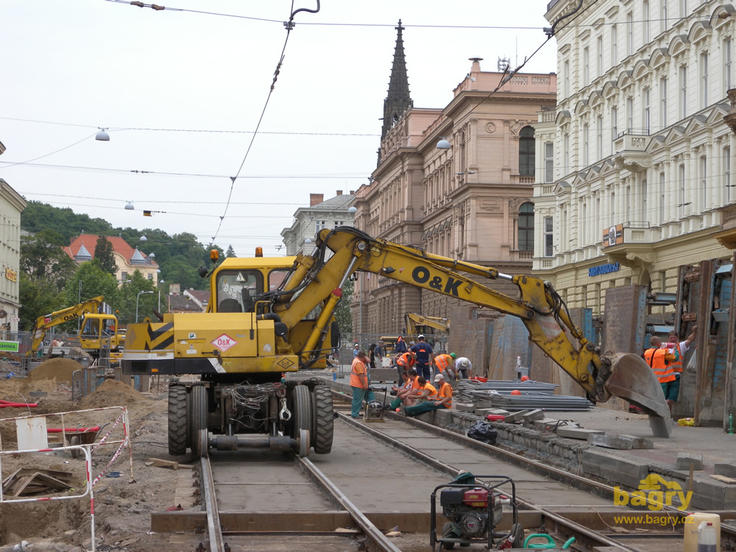 Dvoucestné rypadlo O&K MH S.2 firmy Dopravní stavby Brno