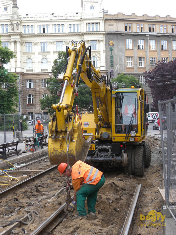 Dvoucestné rypadlo Terex 1404.1 ZW firmy Dopravní stavby Brno
