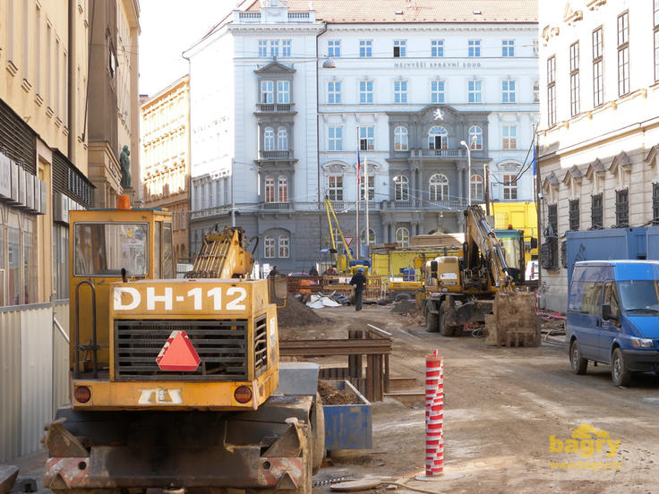 Kolové rypadlo ZTS DH 112 před budovou Nejvyššího správního soudu