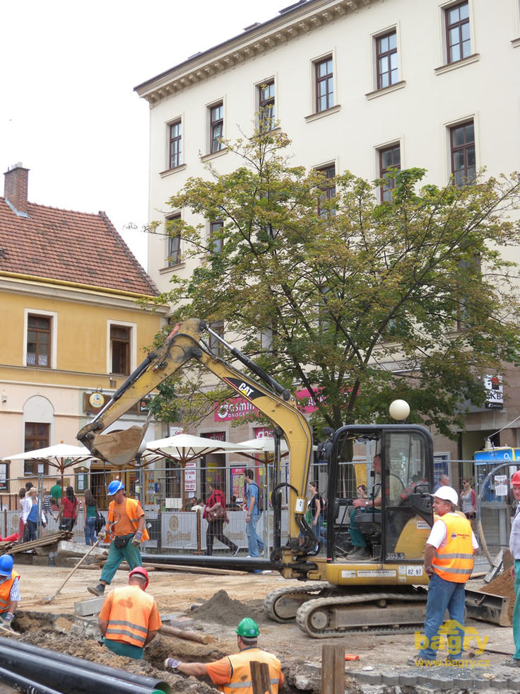 Pásové minirypadlo Caterpillar 303.5 firmy Dopravní stavby Brno