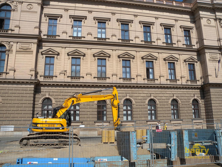 Pásové rypadlo JCB JZ255 LC firmy Kapoun
