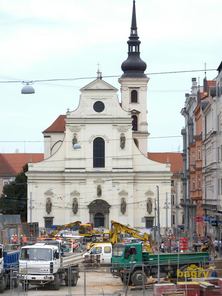 Pohled na stavební ruch před kostelem sv. Tomáše