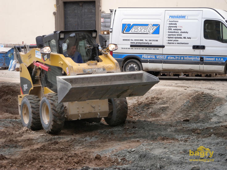 Smykem řízený nakladač Caterpillar 262C Two Speed firmy Přemysl Veselý stavební a inženýrská činnost
