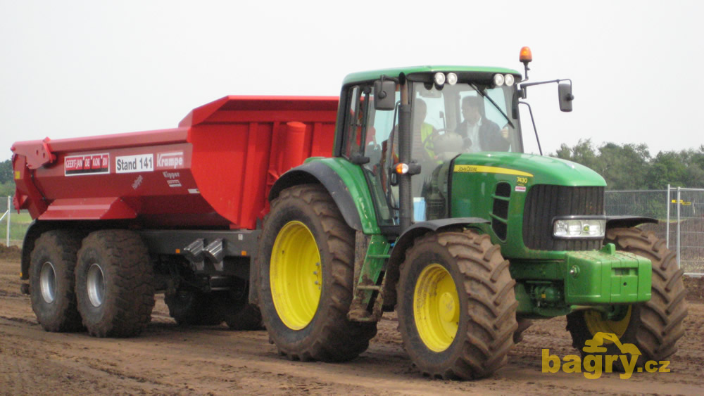 Kolový traktor John Deere 7430 s demprem Krampe Kipper