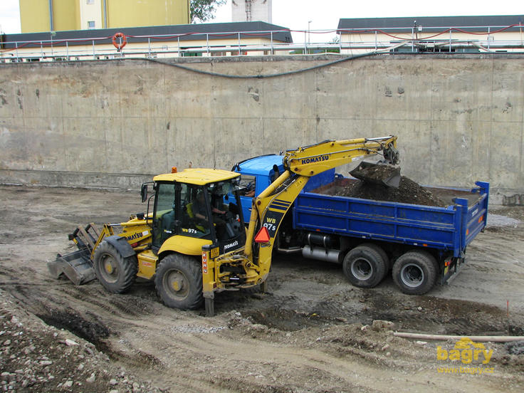 Dokončovací práce (Komatsu WB97 S + Tatra T815 S 3)