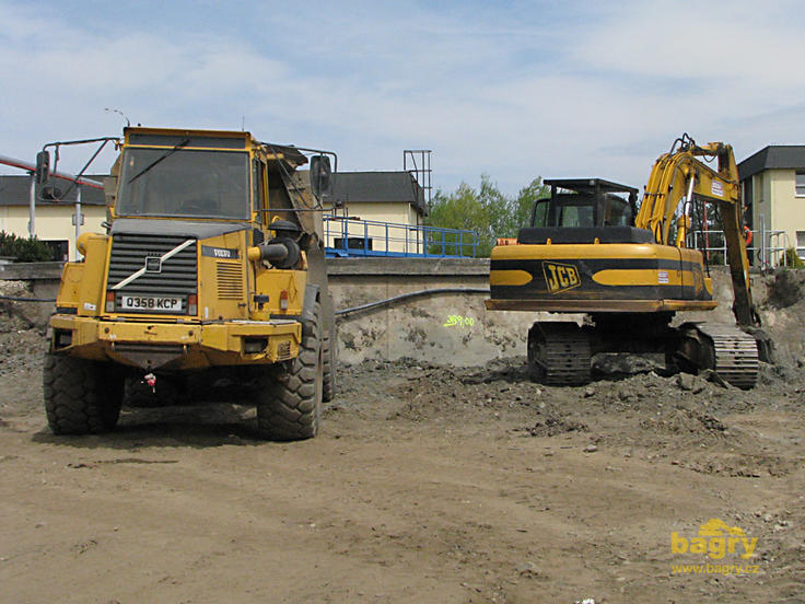 Kloubový dempr Volvo A25C + pásové rypadlo JCB JS 260 XD
