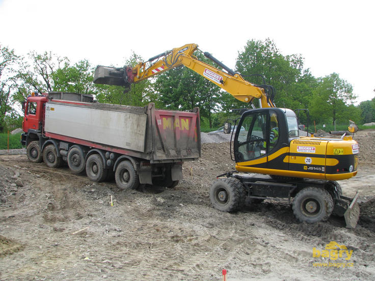 Kolové rypadlo JCB JS145 + nákladní vozidlo MAN
