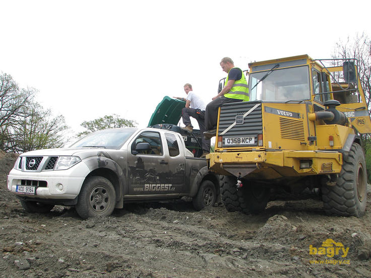 …nafta přijela, čerpání (kloubový dempr Volvo A25C + krásný Nissan Navara s korbou a nádrží)
