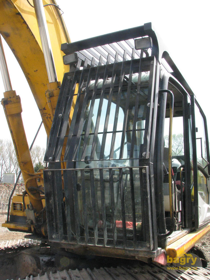 …nezbytná ochrana kabiny (pásové rypadlo JCB JS 260 XD)