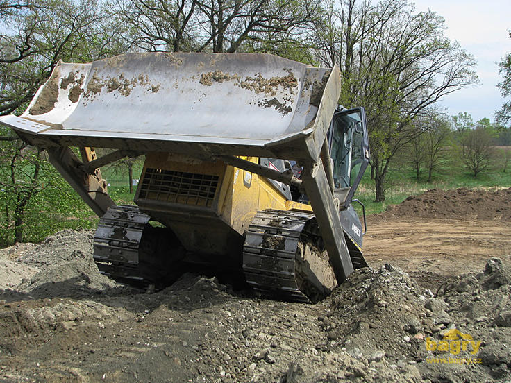 …pořádný rokenrol pro naše čtenáře (dozer Komatsu D65 EX)
