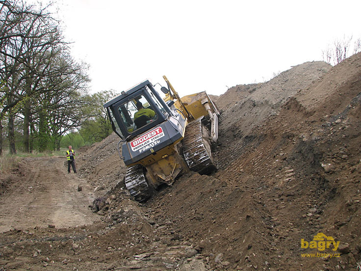 …pořádný rokenrol pro naše čtenáře (dozer Komatsu D65 EX)
