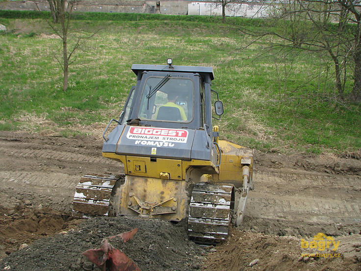 …pořádný rokenrol pro naše čtenáře (dozer Komatsu D65 EX)