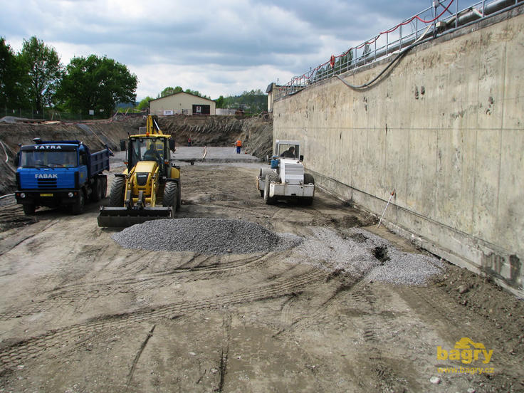 Rypadlonakladač Komatsu WB97 S + Tatra T815 S 3 + vibrační válec Stavostroj VV 1400D