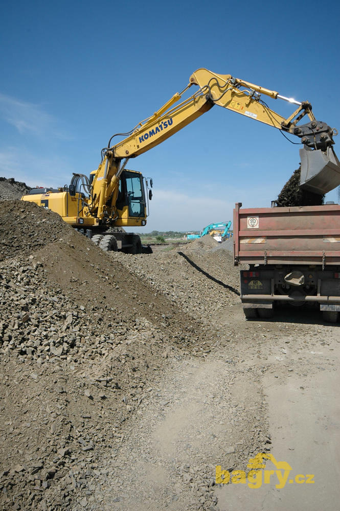Kolové rypadlo Komatsu PW 180
