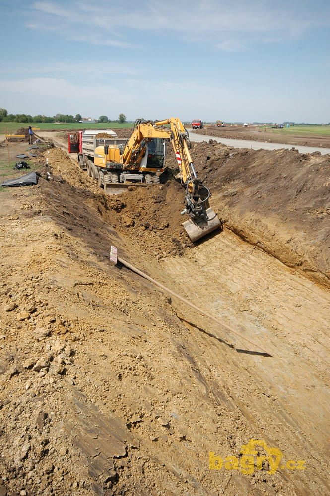 Kolové rypadlo Liebherr A 314 Litronic firmy KKS s naklápěcím rotátorem