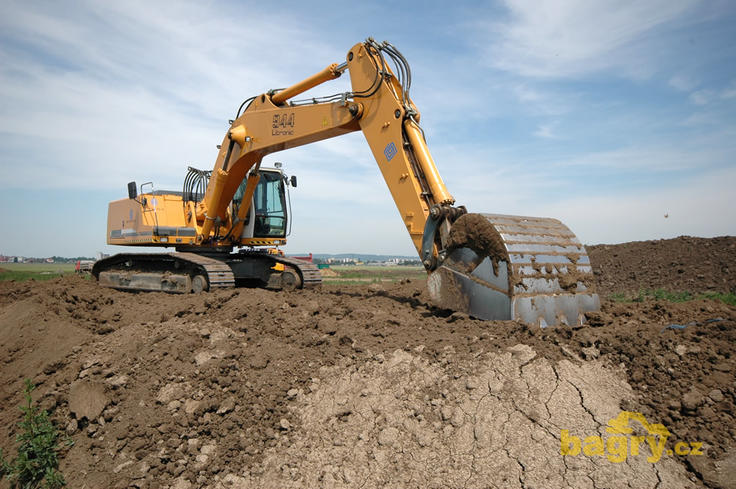 Pásové rypadlo Liebherr R 944 Litronic firmy Rovina