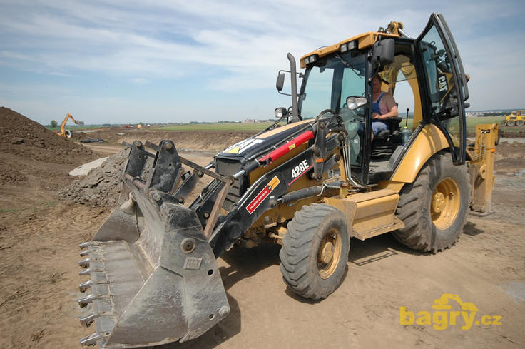 Rypadlonakladač Caterpillar 428E půjčovny Phoenix-Zeppelin (Cat The Rental Store)