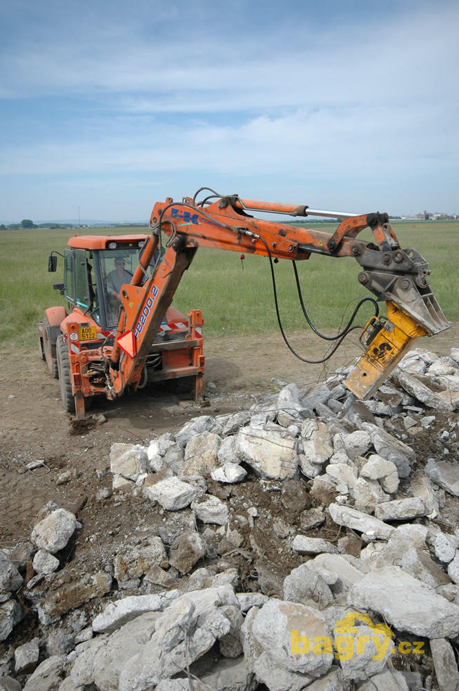 Rypadlonakladač Fiat Kobelco FB200.2 s kladivem