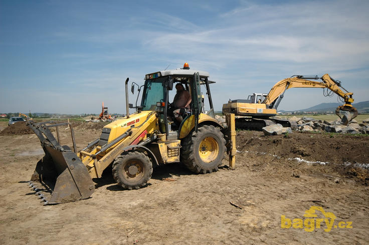 Rypadlonakladač New Holland LB 95.B firmy Zemstav Rézner