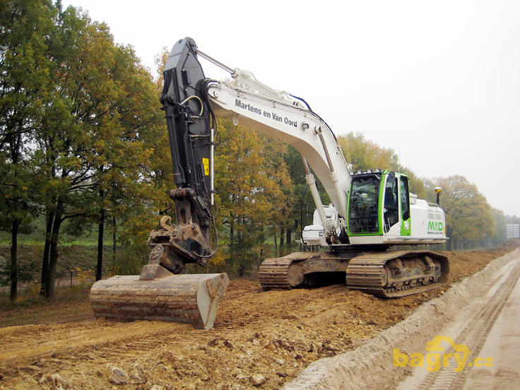 Pásové rypadlo Hitachi Zaxis 350LC-3 s naklápěcí svahovkou